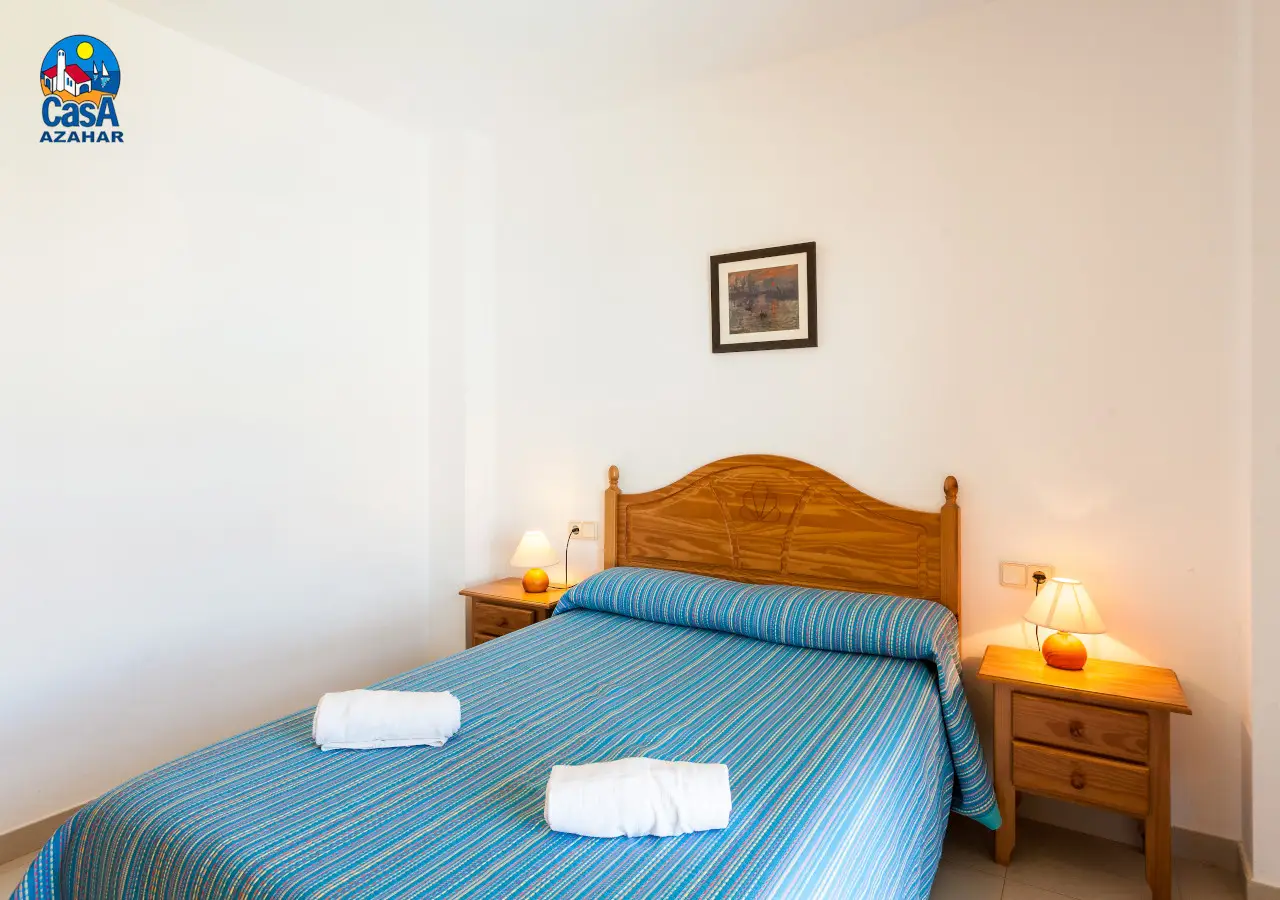 Chambre principale avec lit double dans un appartement Bovalar