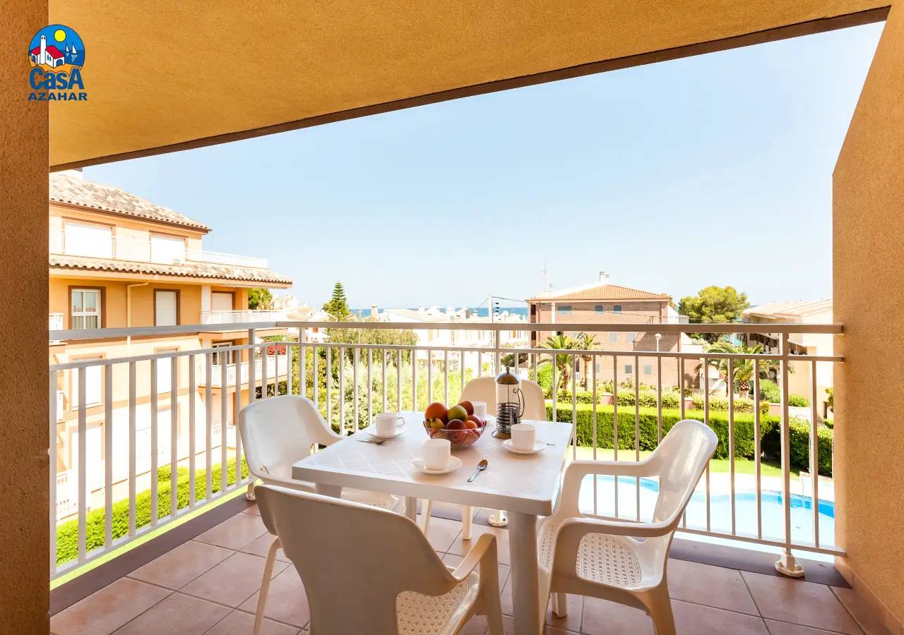 Möblierte Terrasse einer Ferienwohnung Bovalar mit Blick auf den Garten