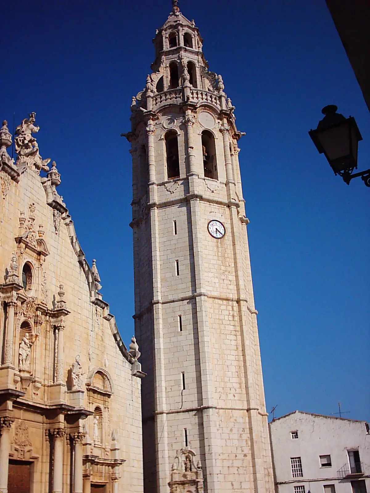 Achteckiger, 68 Meter hoher Glockenturm der Kirche San Juan Bautista in Alcalà de Xivert