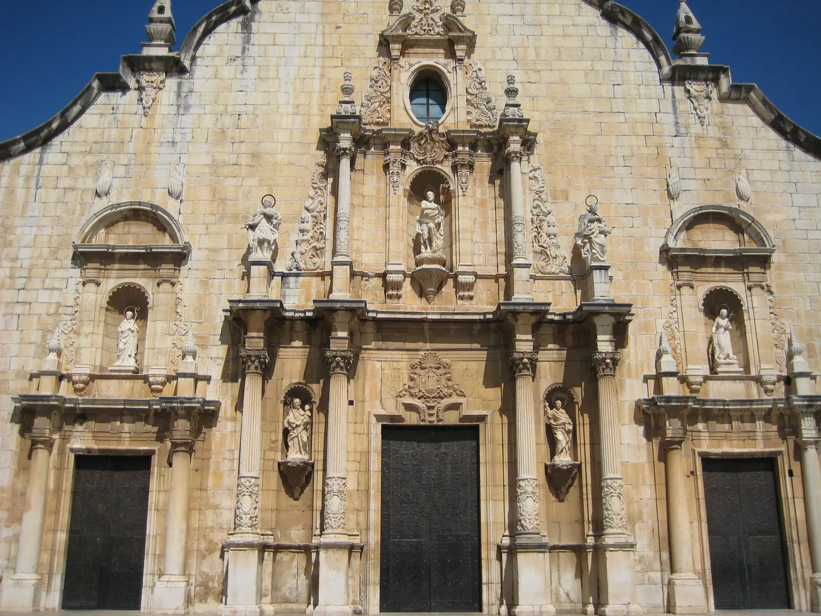 Barockfassade der Kirche San Juan Bautista in Alcalà de Xivert