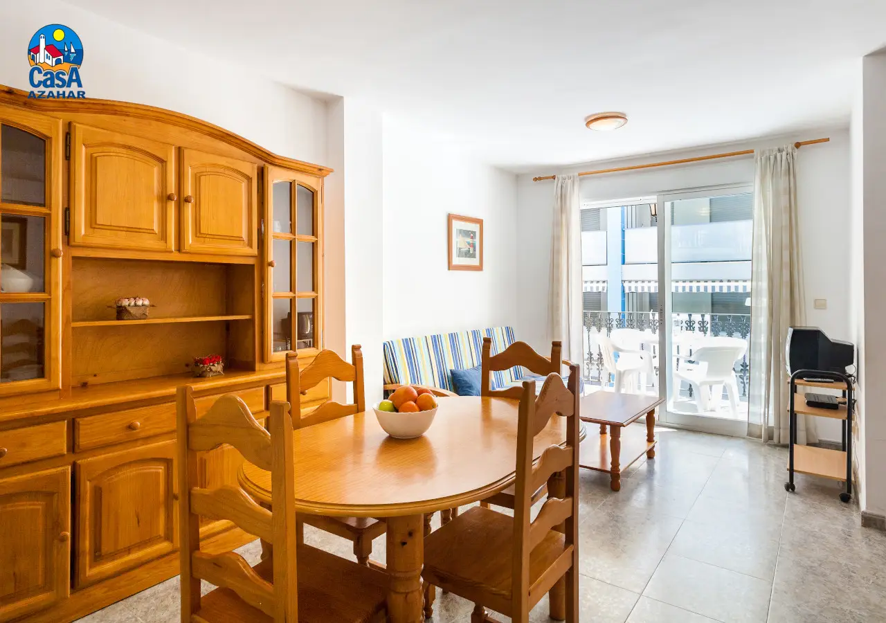 Salle à manger d'un appartement Mare Nostrum donnant sur le balcon