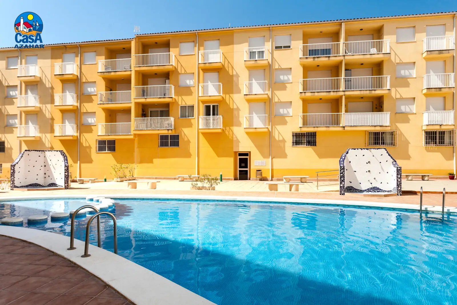 Piscine commune et solarium de la résidence Mare Nostrum, dans le centre d'Alcossebre
